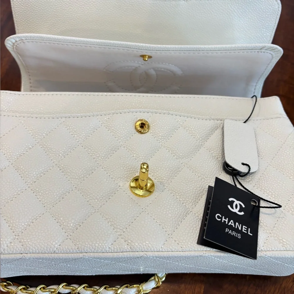 CHANEL White Leather Card Holder with Gold Logo - Picture 2 of 4